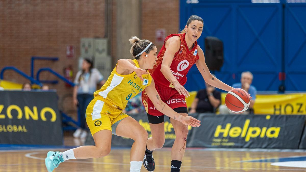 Mariona Ortiz sube el balón ante la presión de Lizarazu.