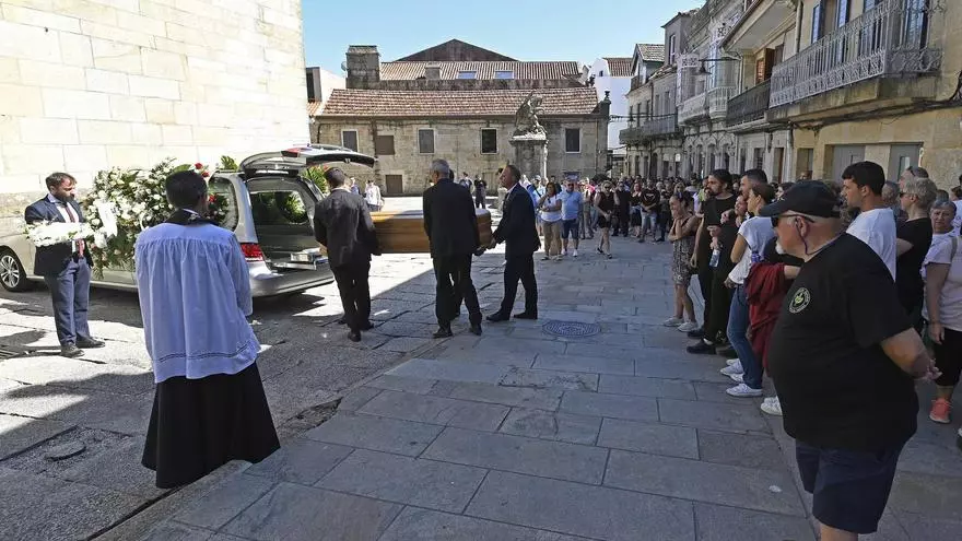 Un último y arropado adiós a 'Michel', el marinero muerto tras ser embestido en Cangas