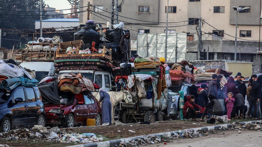 Israel abre el paso hacia el norte de Gaza y miles de palestinos regresan a sus casas un año después