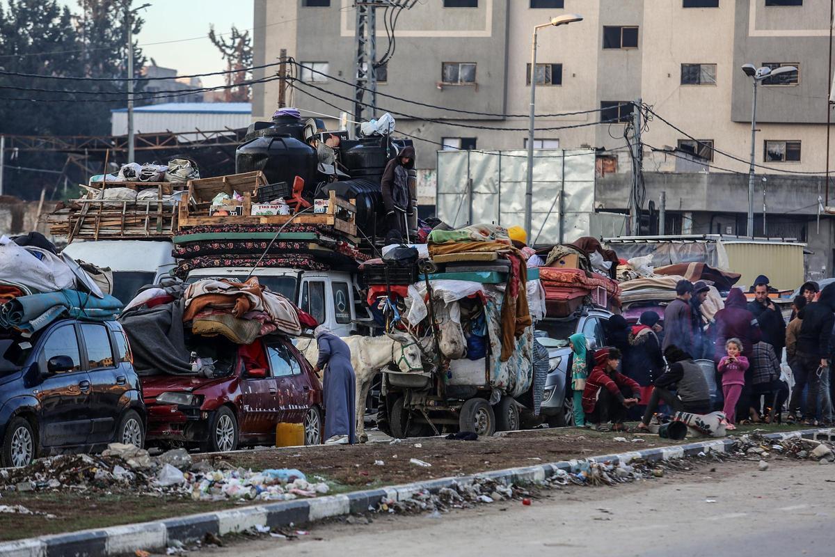 Desplazados palestinos esperan en la calle de Saladino, a la altura de Nuseirat, cerca del corredor de Netzarim, para la reapertura del paso para poder regresar al norte de la Franja de Gaza, en el marco del alto el fuego entre Israel y Hamás (archivo)