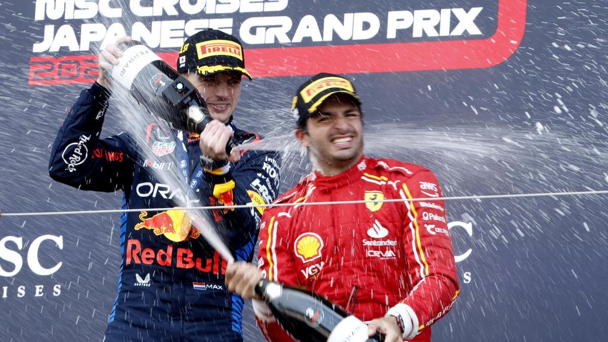 Verstappen celebra su triunfo con Sainz, tercero en Japón.