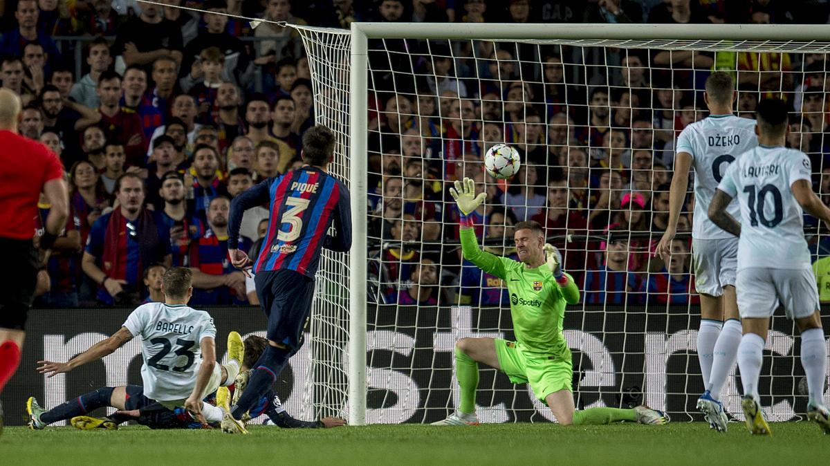 Ter Stegen sin opciones ante el chut de Barella en el gol del empate a uno.