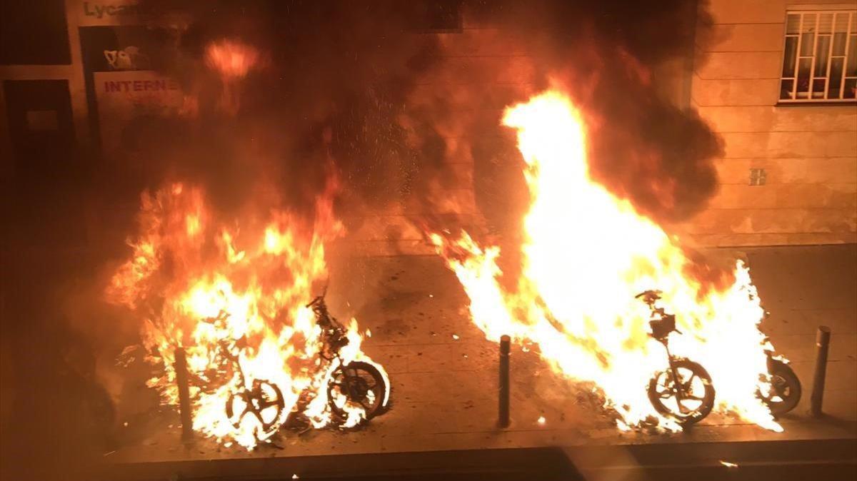 Vandalismo urbano: cuatro detenidos por quemar 20 motos y dos coches en Gràcia.