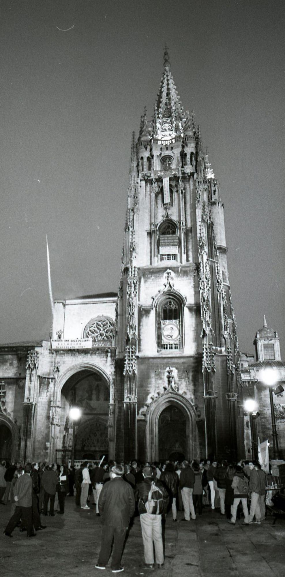 Protesta na plaza de la Catedral, en 1997, nel encierru de los trabayadores de Duro Felguera.