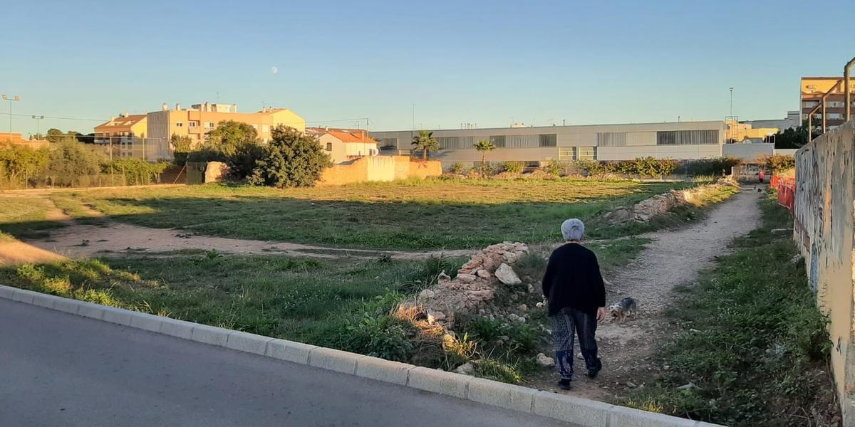 La construcción del cuarto instituto de Educación Secundaria y bachillerato en este solar junto al colegio José Soriano continúa estando en 'stand by'.