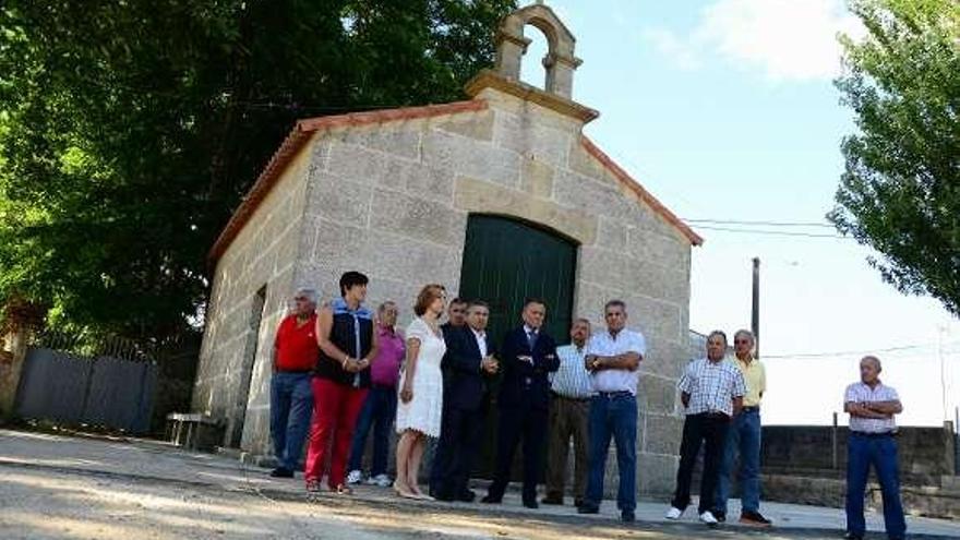 Autoridades y vecinos, ayer, ante la capilla.  // Gonzalo Núñez