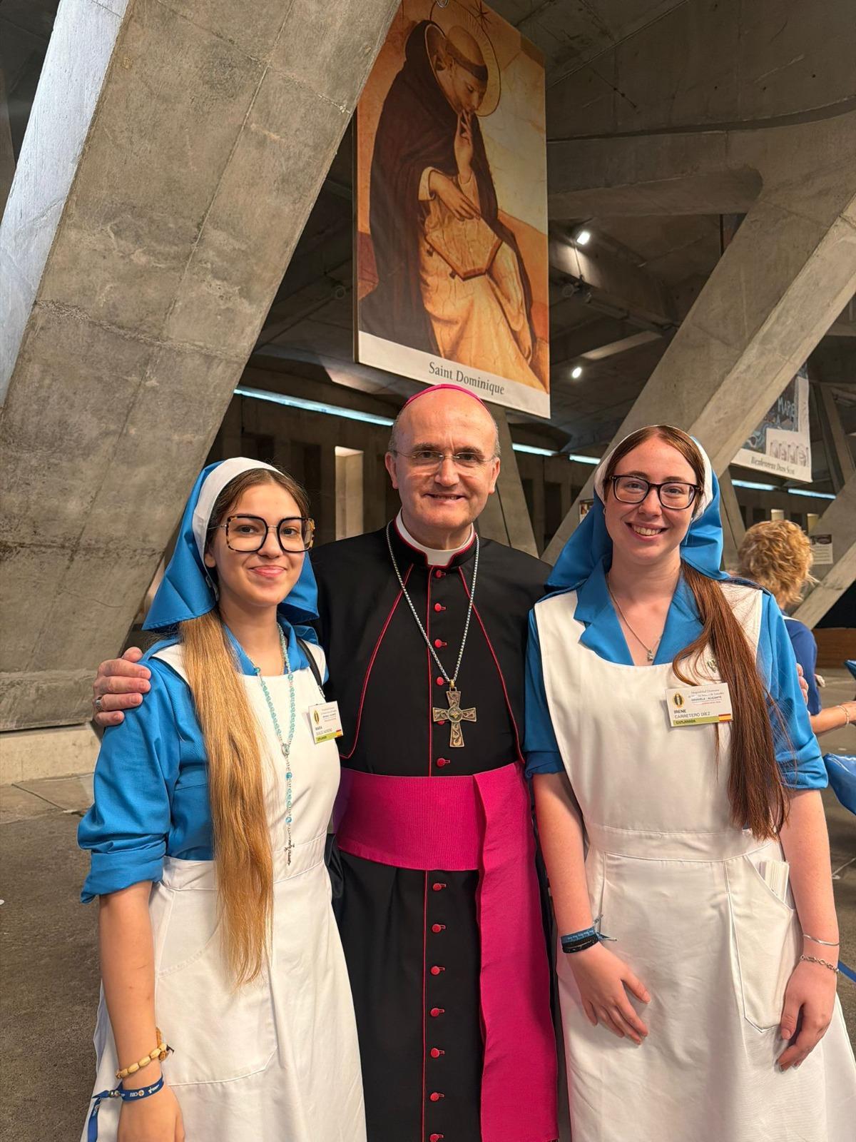 El grupo de voluntarios del CEU de Elche durante su estancia en Lourdes, celebrada del 5 al 11 de julio.