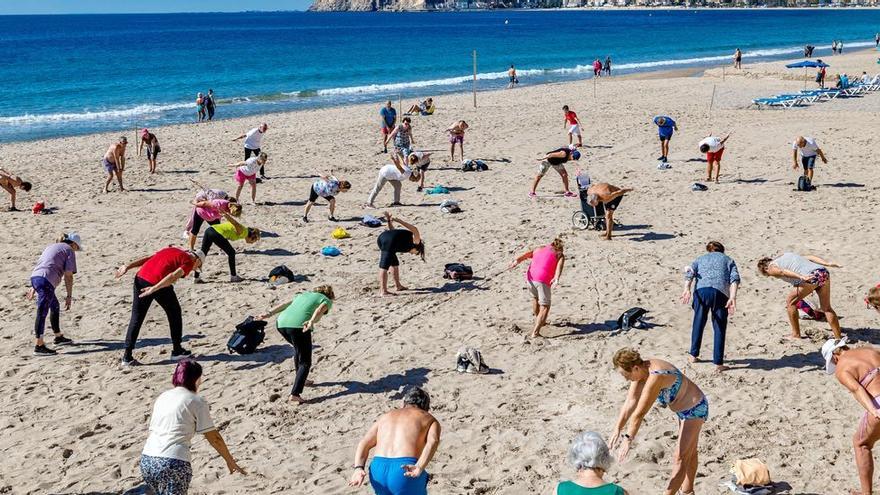 Turistas del Imserso haciendo gimnasia en Benidorm el invierno pasado.