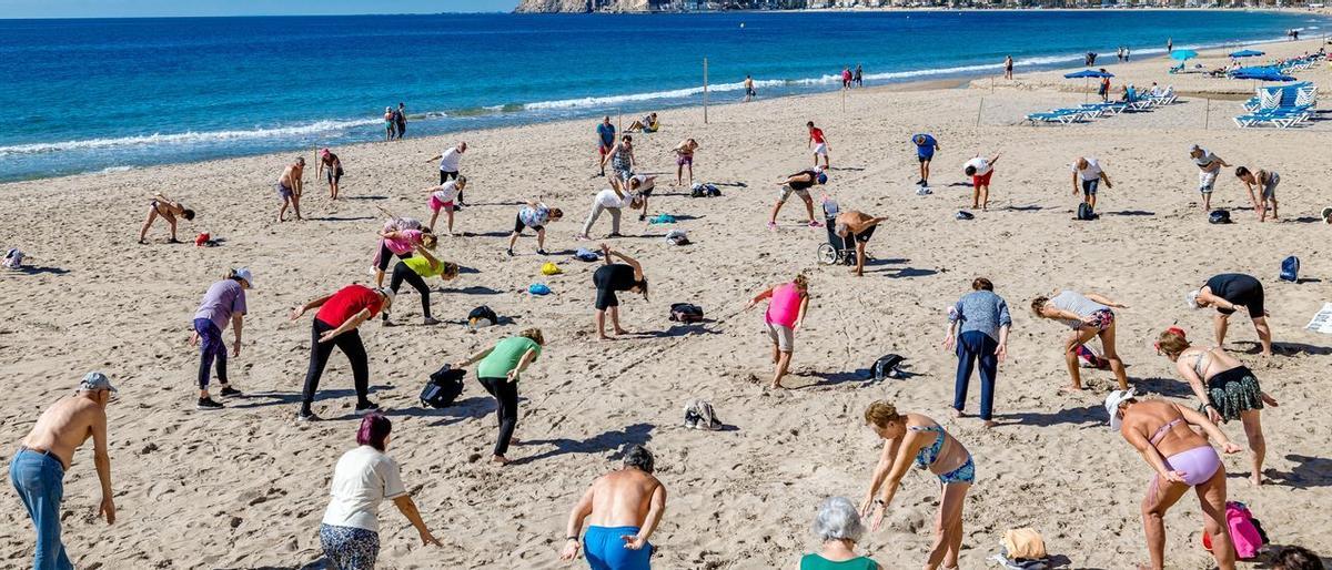 Turistas del Imserso haciendo gimnasia en Benidorm el invierno pasado.