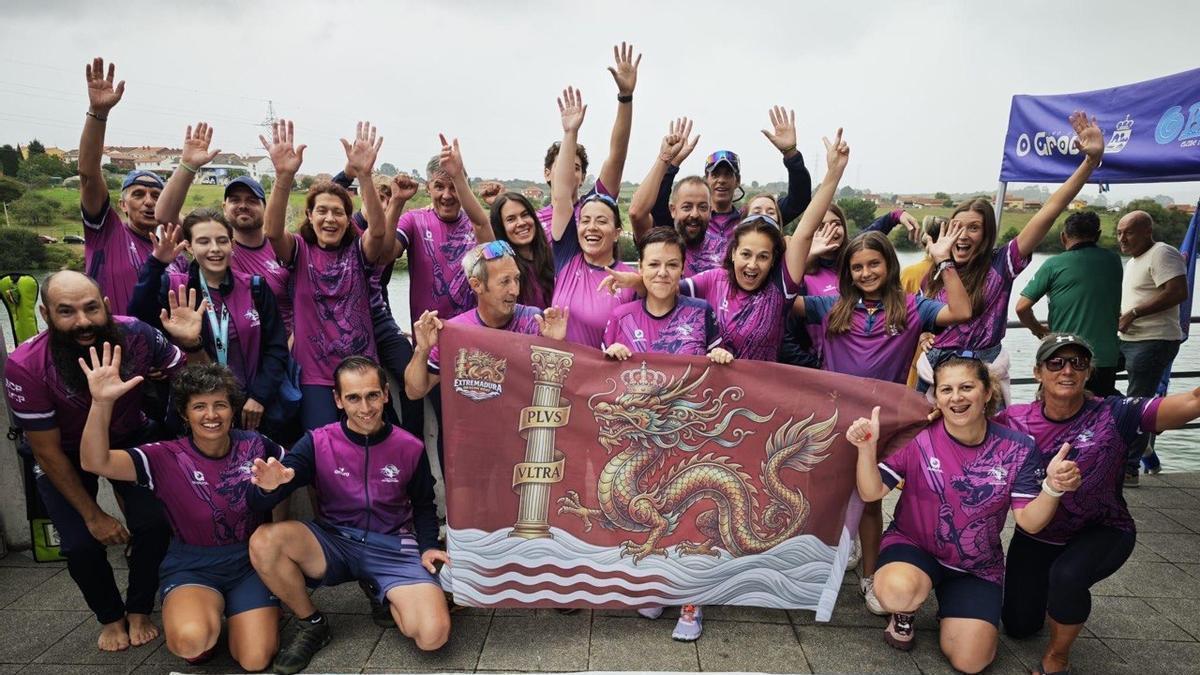 La expedición del Club Piragüismo Extremadura celebra sus éxitos en Trasona.