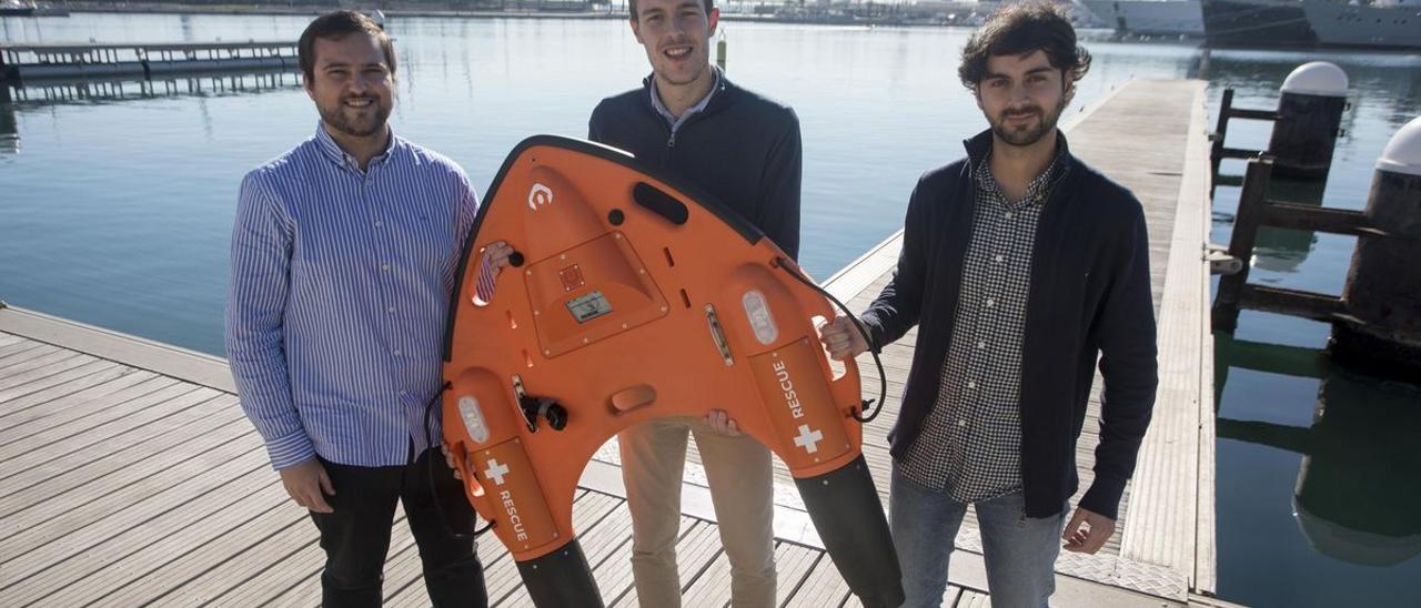 Los fundadores de la empresa Proteus posan con el prototipo de su dron marino de salvamento. | F. Bustamante