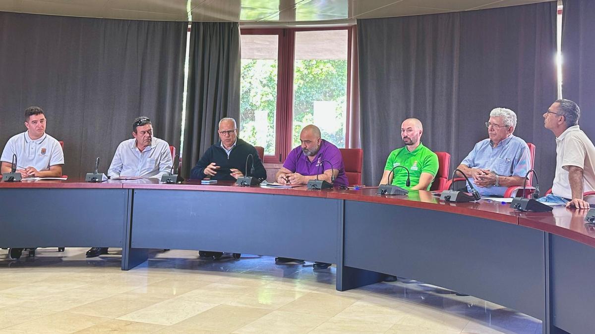 Un momento de la reunión con los taxistas.