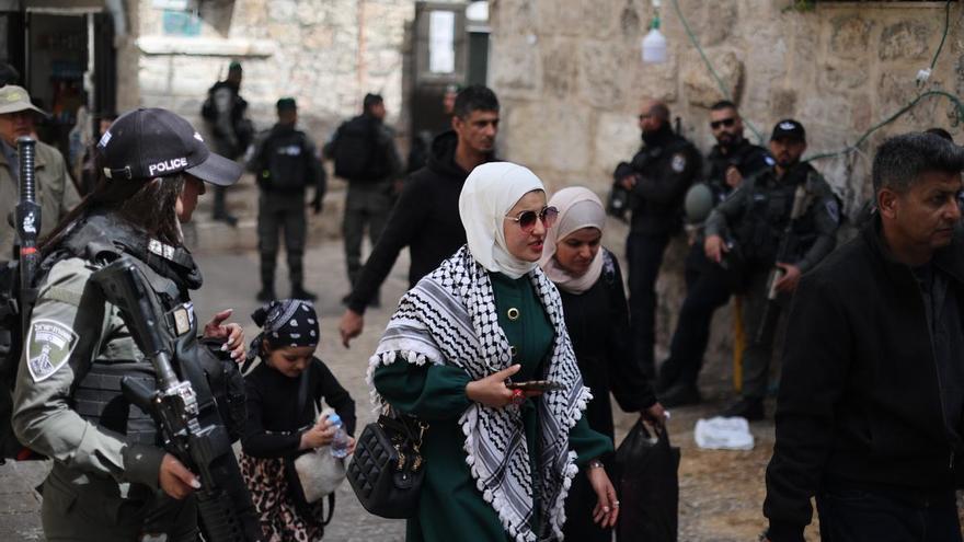 Soldados israelíes irrumpiendo en Al Aqsa en pleno mes de Ramadán.