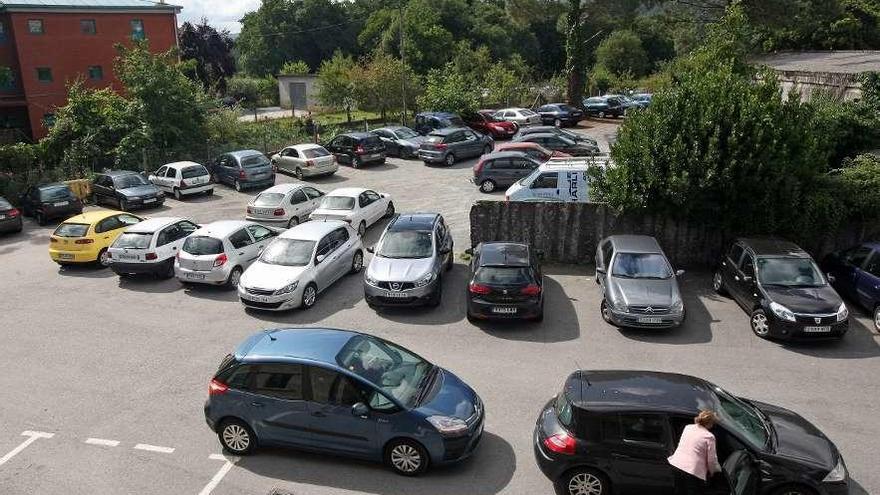 Vehículos estacionados en el aparcamiento público de la Casa das Letras. // Bernabé/Cris M.V.