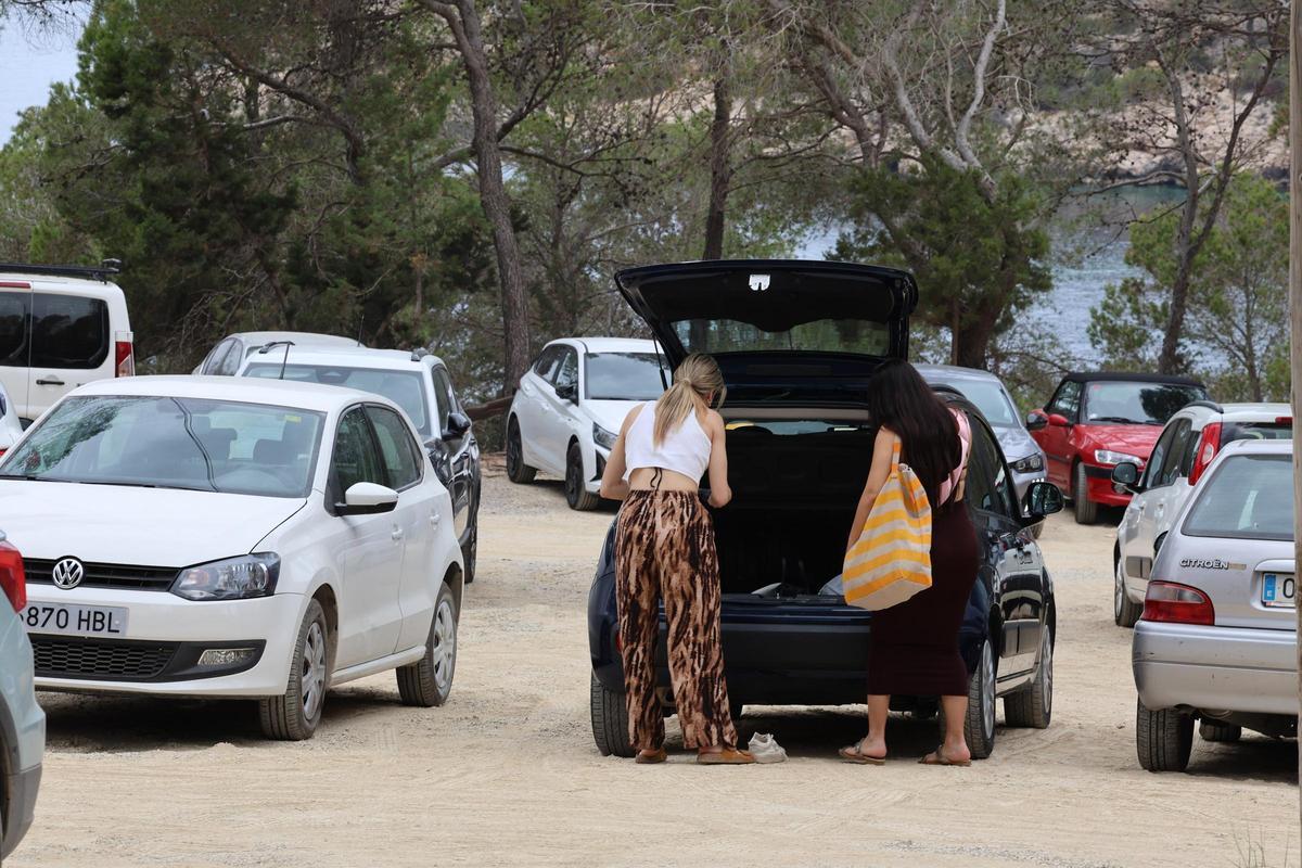 Todas las imágenes del primer día de restricciones de acceso al parking de Cala Salada