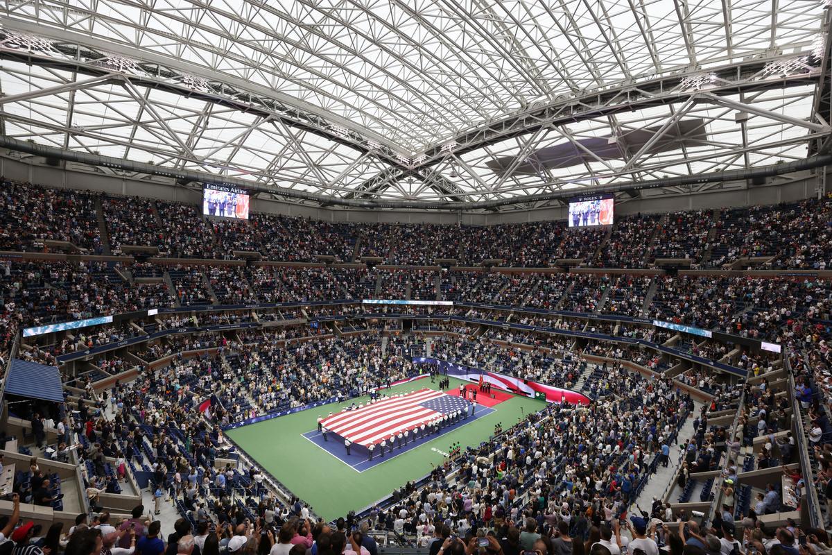 Flushing Meadows (United States), 11/09/2022.- A giant American flag is unfurled across center court before Casper Ruud of Norway faces Carlos Alcaraz of Spain play in the men’s final match at the US Open Tennis Championships at the USTA National Tennis Center in Flushing Meadows, New York, USA, 11 September 2022. The US Open runs from 29 August through 11 September. (Tenis, Abierto, Noruega, España, Estados Unidos, Nueva York) EFE/EPA/BRIAN HIRSCHFELD