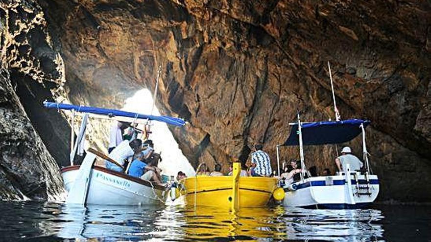 Les barques amb el públic i el duo Ícaros de Azar (a la del mig), a l&#039;interior de la cova s&#039;Infern.