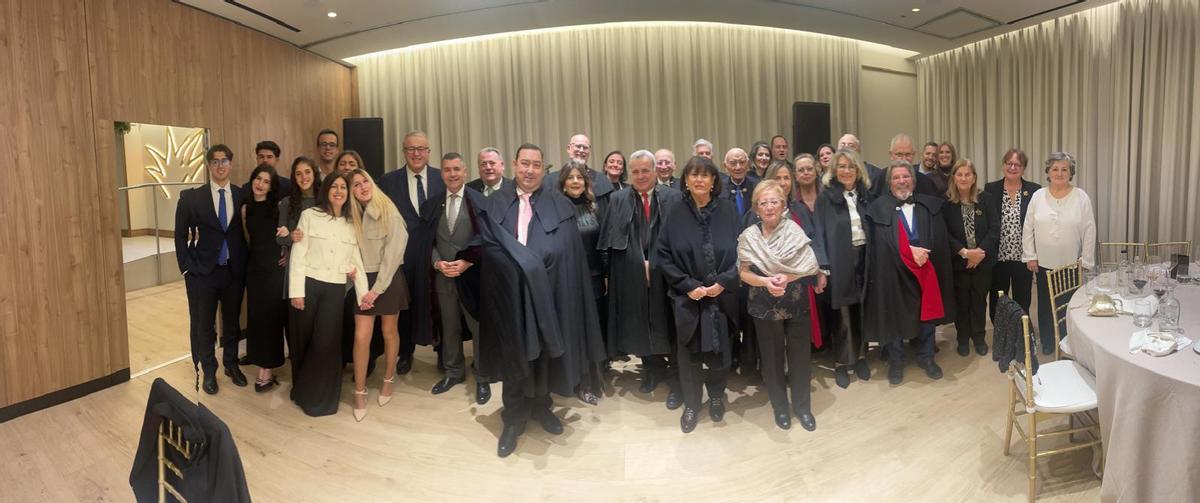 Foto de familia de los asistentes a la gala de la Asociación de Amigos de la Capa