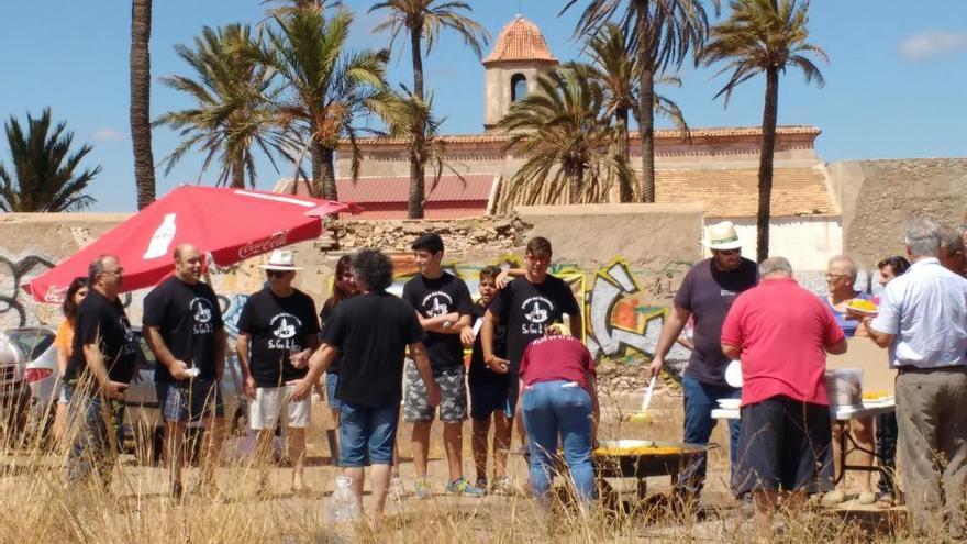 Un joven pintando el monasterio, ayer en San Ginés de la Jara.