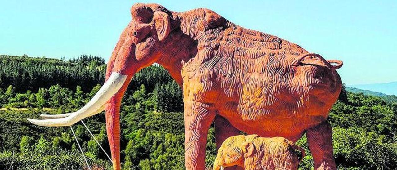 Réplica del mamut y su cría a escala real instalada en el Vale do Mao.