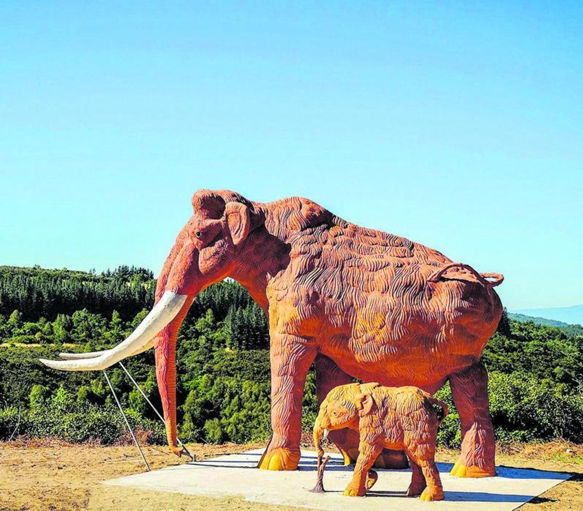 Réplica del mamut y su cría a escala real instalada en el Vale do Mao. | // TURISMO.GAL