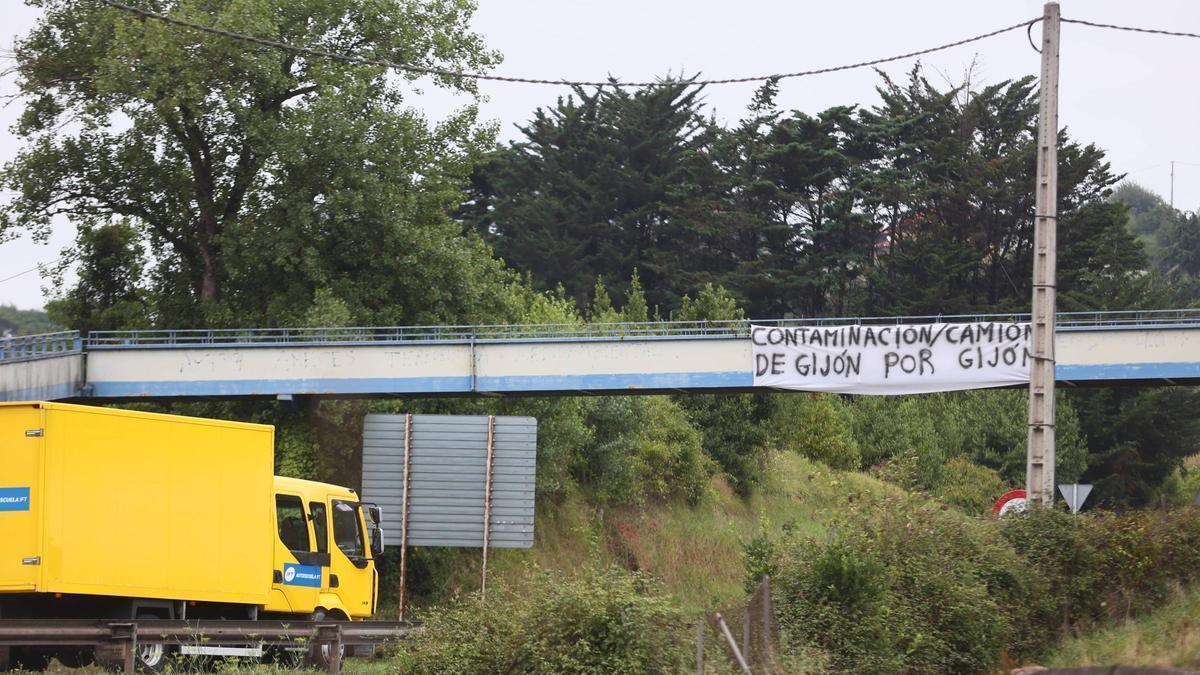 Un camión por Carreño, con una pancarta en contra de la polución