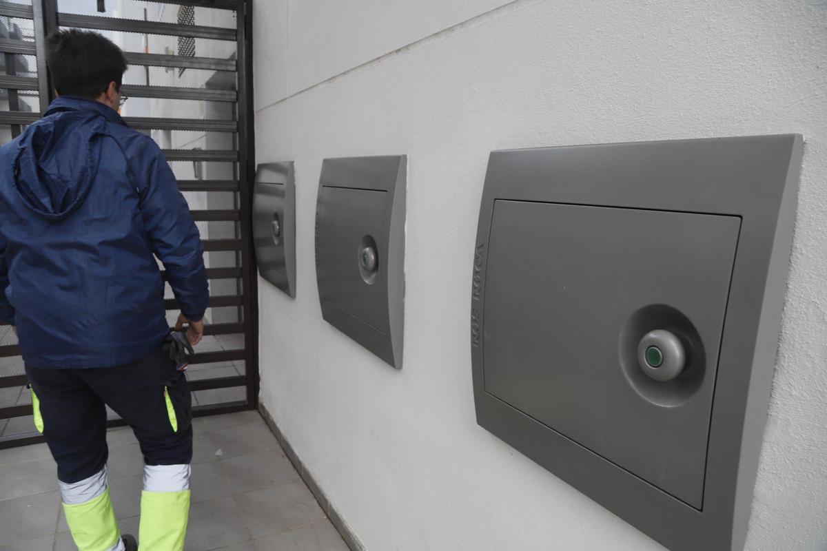 Un vecino junto a un sistema de recogida neumática de basura.