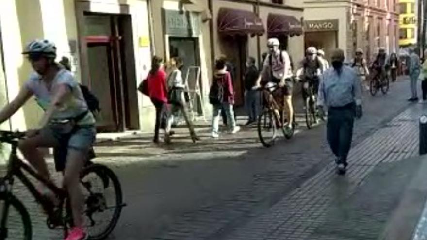 Varios turistas pasean en bicicleta por zonas peatonales de Santa Cruz.