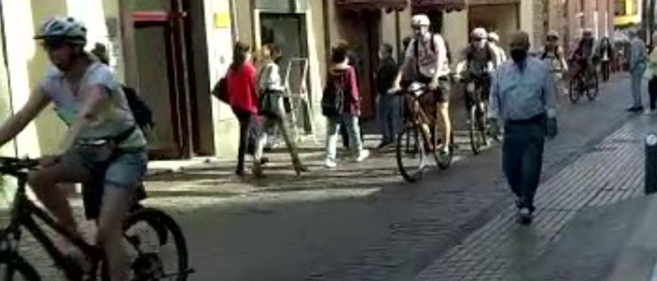 Turistas en bicicleta por zonas peatonales de Santa Cruz