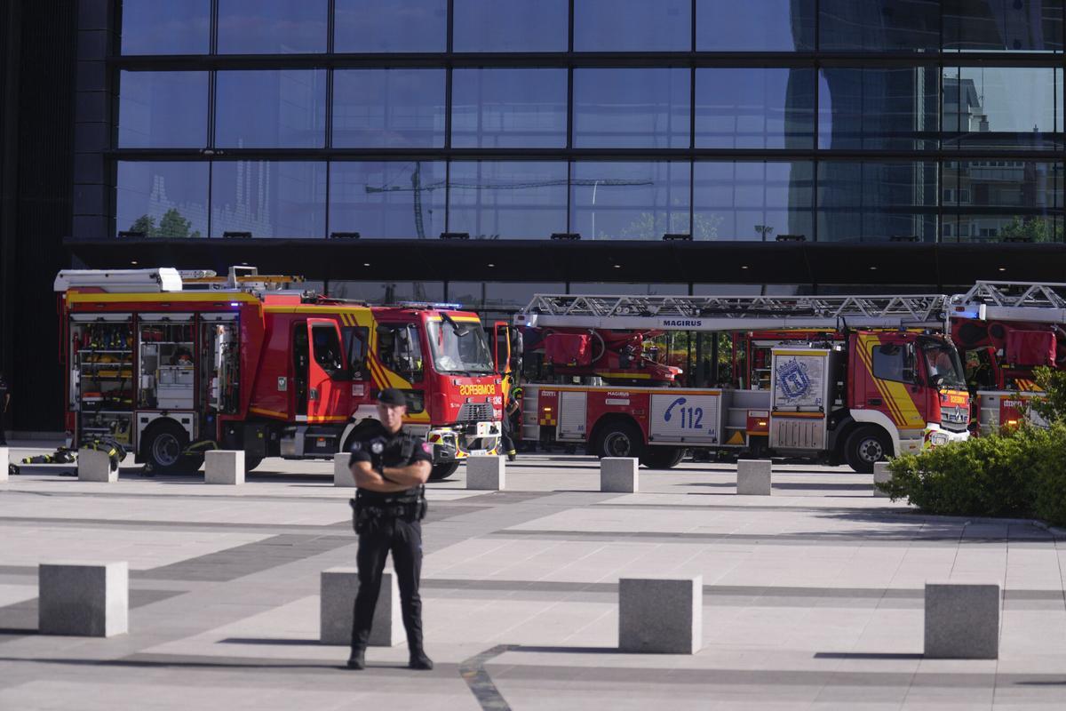 Efectivos del cuerpo de Bomberos del Ayuntamiento de Madrid acuden a desalojar este martes la torre Moeve, antigua Cepsa