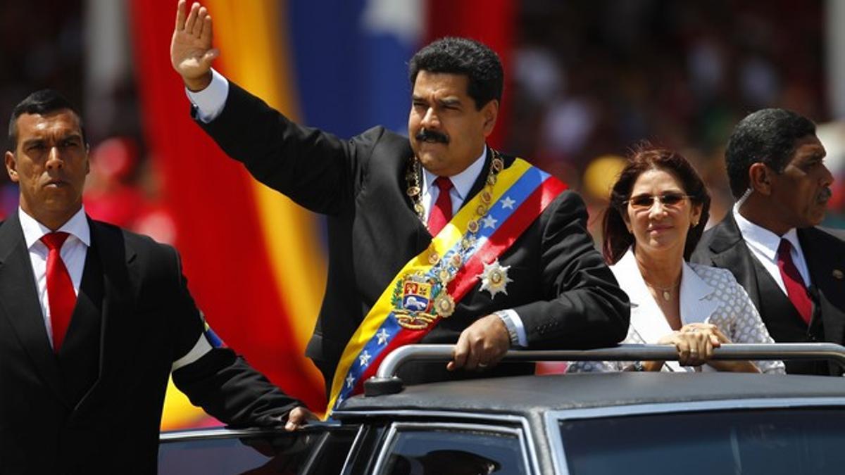 Maduro saluda, durante el desfile militar, este miércoles en Caracas.