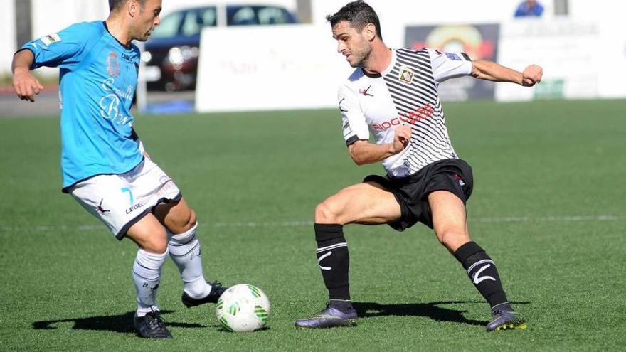 Annunziata trata de llevarse el balón ante el medio del Borio Gonzalo.