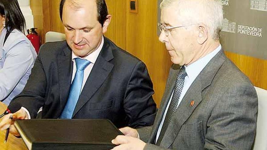 Montes y Louzán, en la firma del convenio para el piso tutelado.