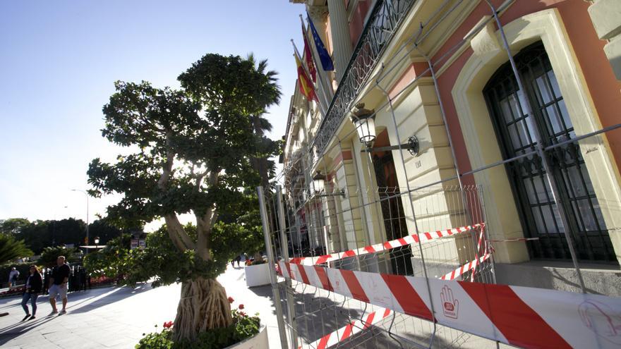 Los desprendimientos en la fachada de la Glorieta obligan a cambiar de ubicación el Testamento de la Sardina