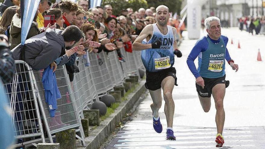 Último sprint entre José Alberto Bastos y Elías Domínguez, ayer en Baiona. // J. Lores