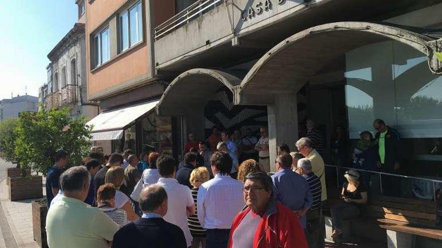 Minuto de silencio por la muerte del marinero Miguel Rodríguez en Sada