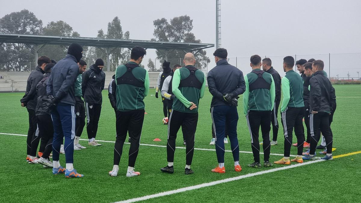 Los jugadores del Cacereño atienen la charla de Julio Cobos.