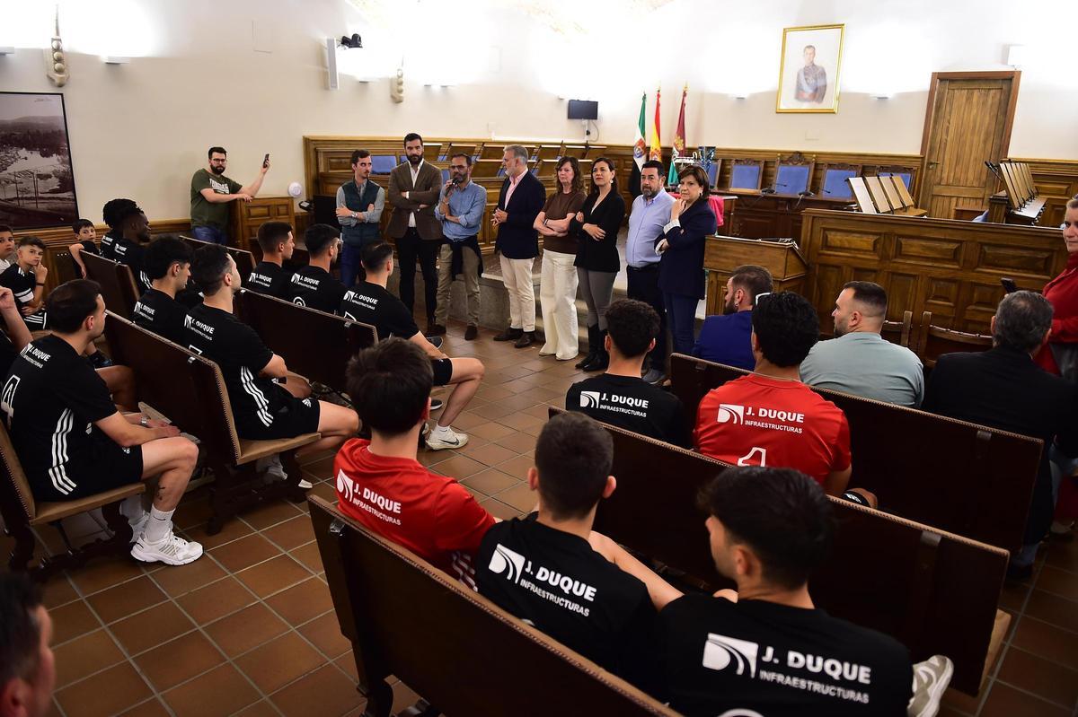 Fotogalería | Así ha sido el recibimiento en el Ayuntamiento de Plasencia de la UPP para celebrar su ascenso