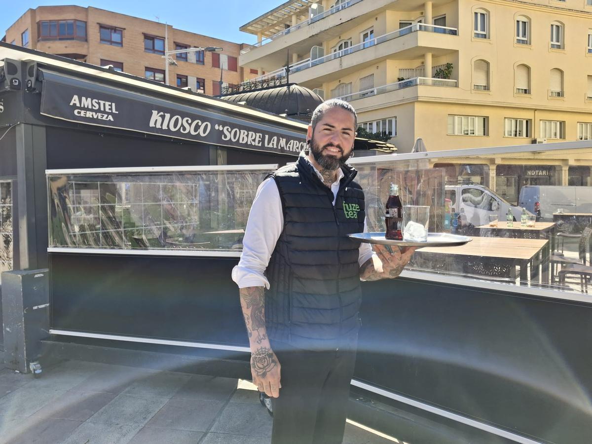 Luis Salguero, el vecino de Badajoz que interpreta a Jesucristo, en su lugar de trabajo.