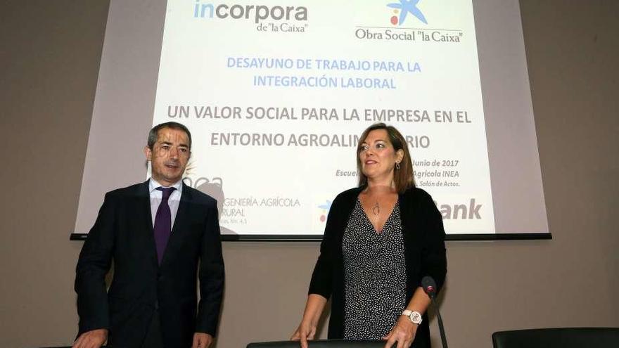 La consejera Milagros Marcos y el director territorial de CaixaBank, José Manuel Bilbao.