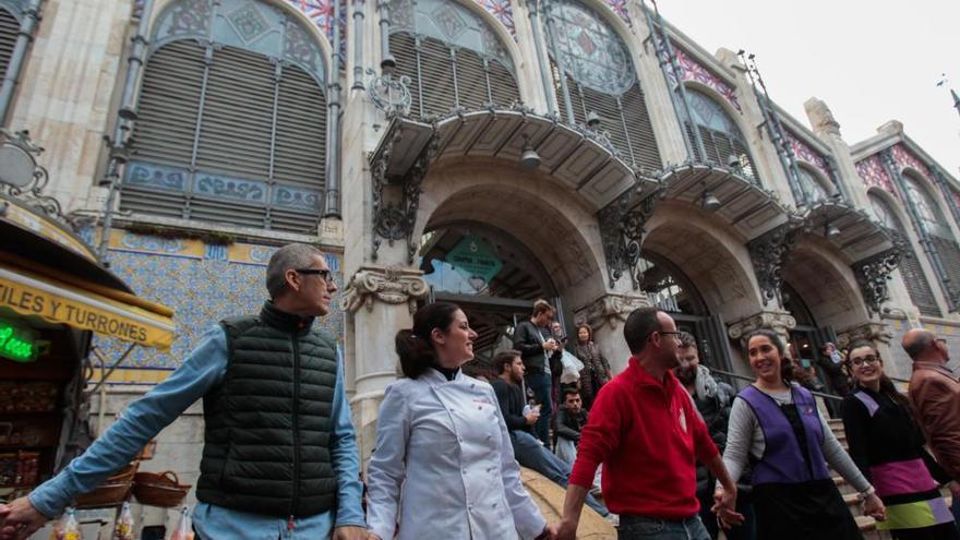 El &quot;gran abrazo&quot; del Mercado Central contra las políticas de movilidad de Grezzi