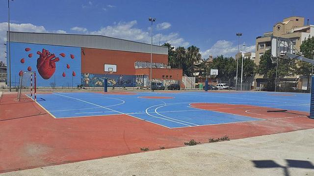 Pista exterior junto al pabellón José Veral que se pretende cubrir. | M.M.C.