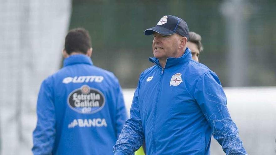 El entrenador del Deportivo, Pepe Mel, sobre el césped de Abegondo.