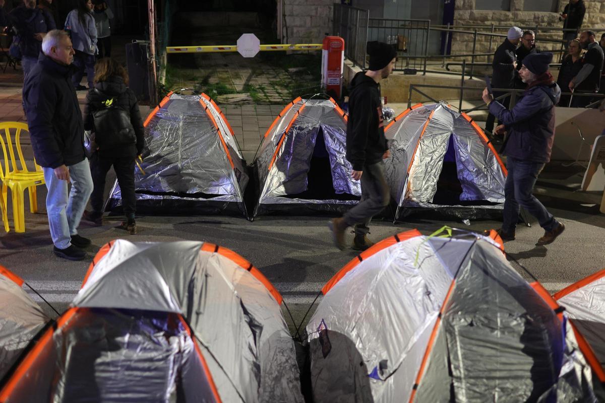 Familiares de los rehenes de Hamás protestan frente al domicilio de Netanyahu