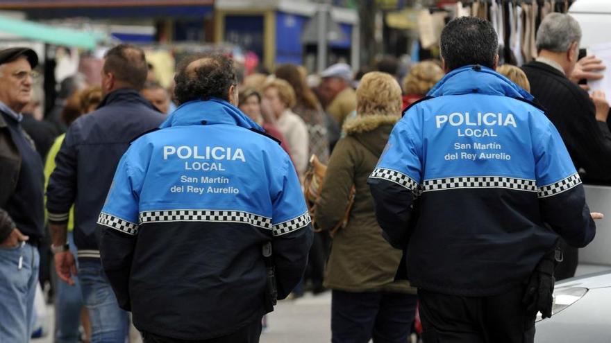 Dos agentes de la Policía Local de San Martín, en Sotrondio