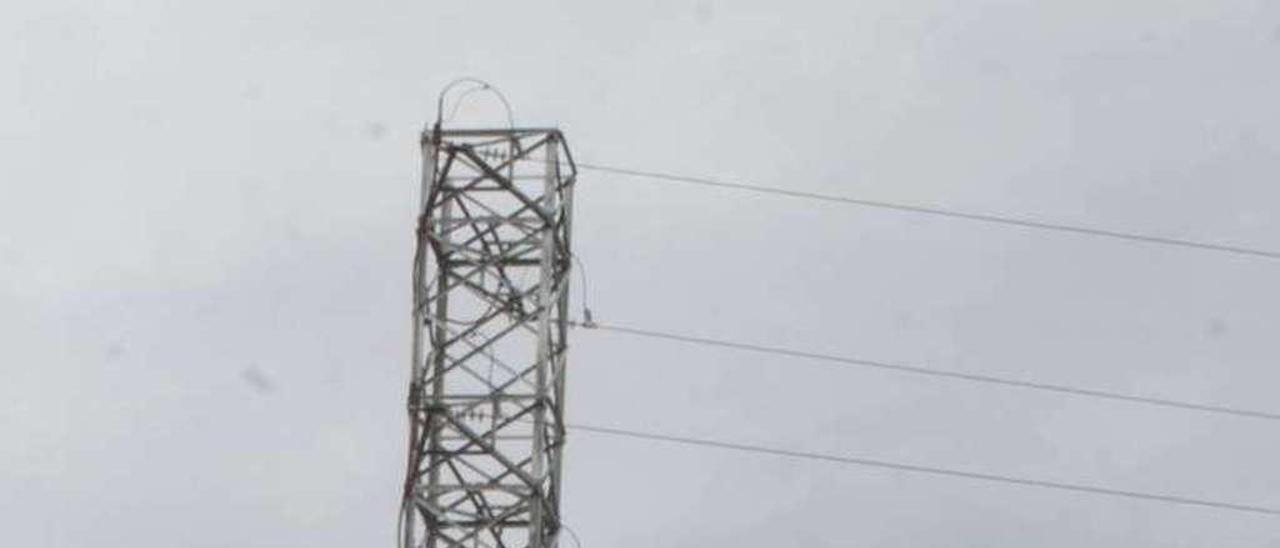 La torre de alta tensión, desde el aparcamiento público.