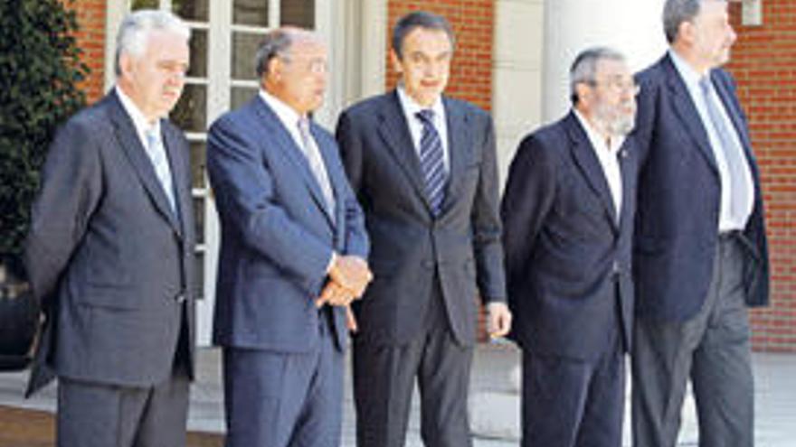 Patronales y sindicatos junto al presidente Zapatero.