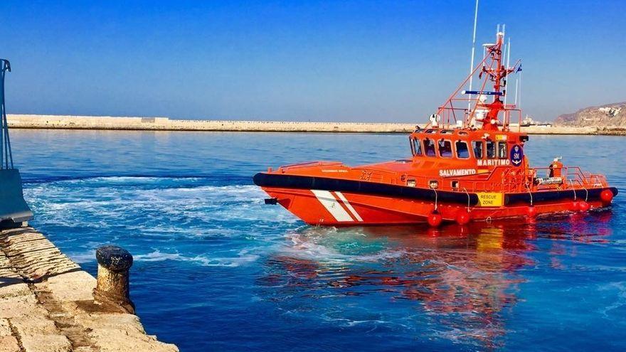 Salvamar Spica en el Puerto de Almería.