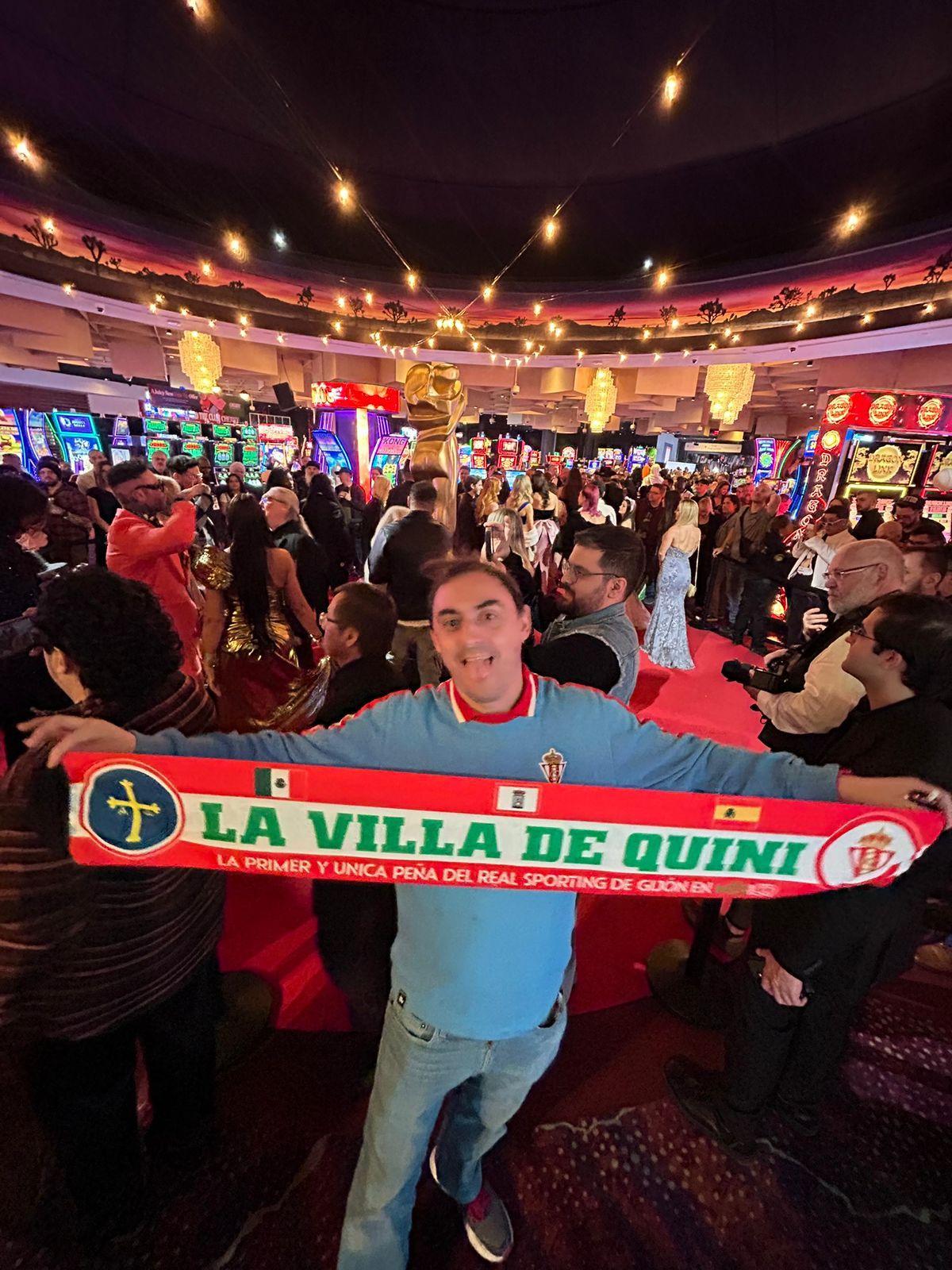 Diego Álvarez Bada con la bufanda de su peña sportinguista en un casino de Las Vegas (Nevada)