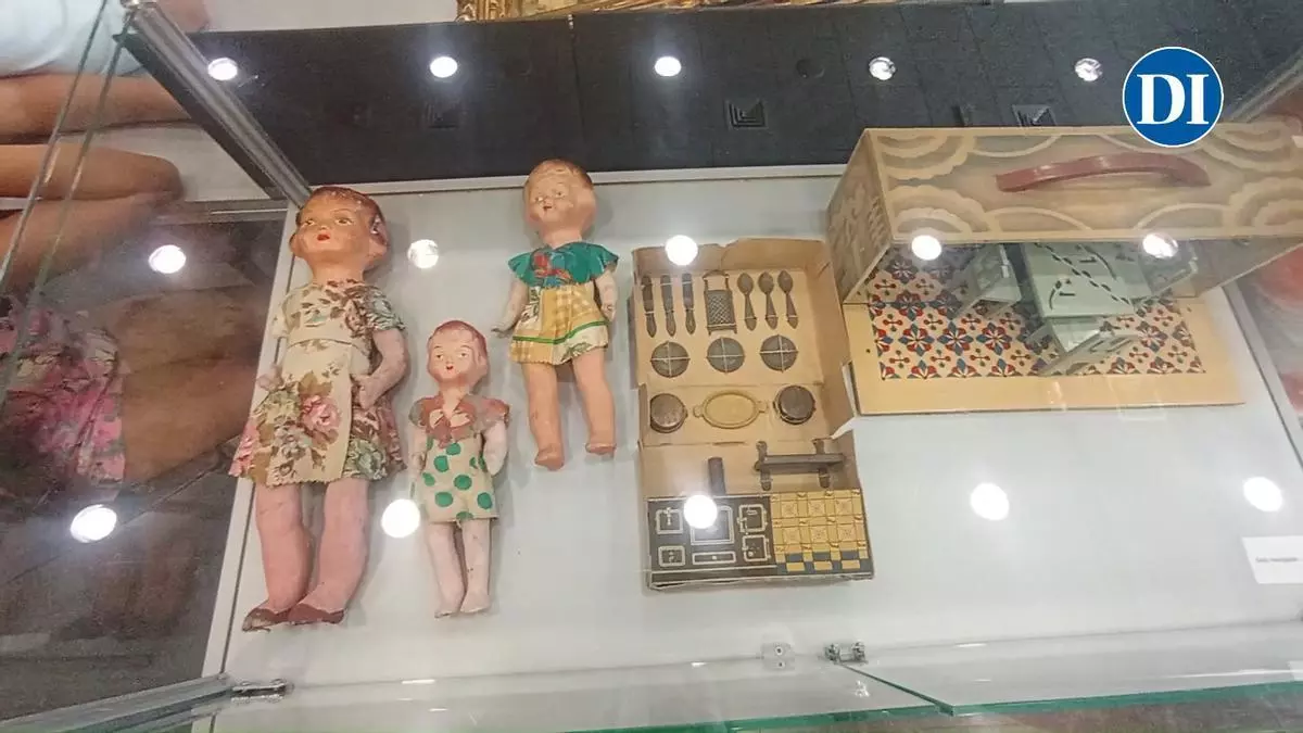 Juguetes antiguos y documentos centenarios, tesoros que descubren los niños de Ibiza en el Día Internacional de los Archivos